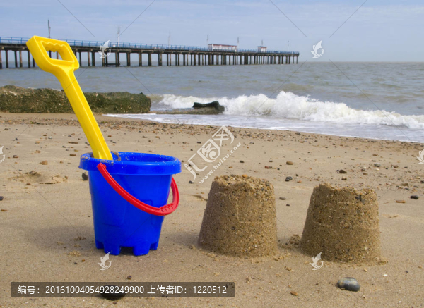 孩子們斗；費利克斯托海灘上的鏟子和沙堡。