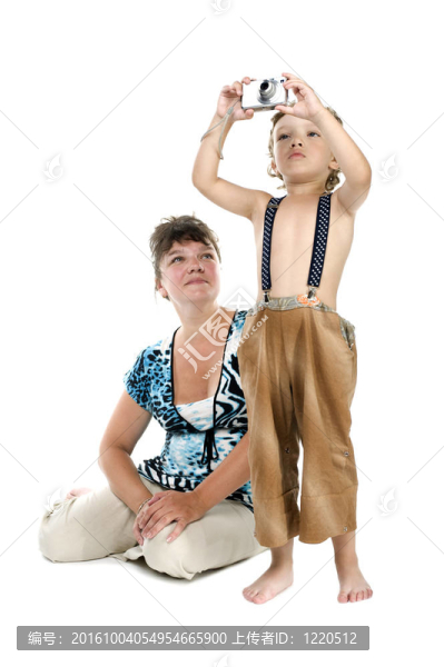 準(zhǔn)媽媽和兒子帶相機(jī)