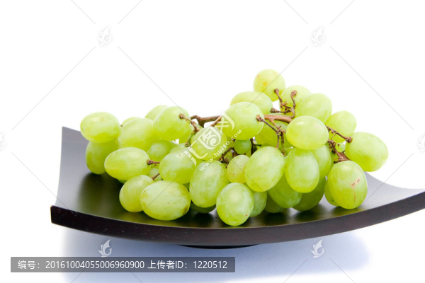 綠色的葡萄放在盤子里堆