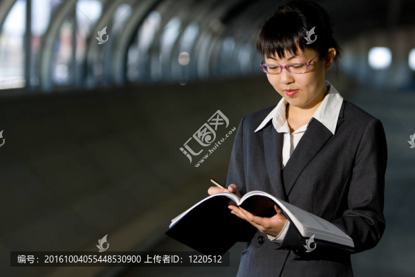 年輕亞洲商業(yè)女性
