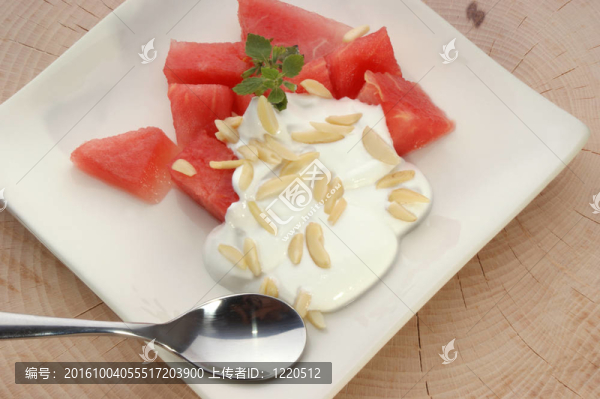與新鮮奶油和杏仁的瓜