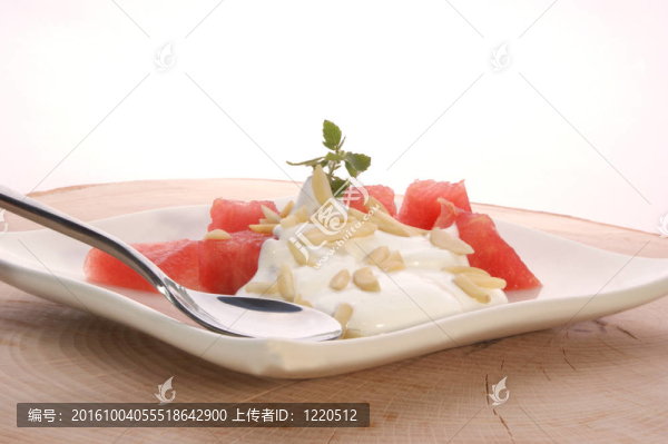 與新鮮奶油和杏仁的瓜
