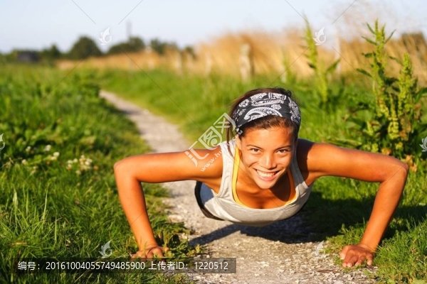 女人做運動
