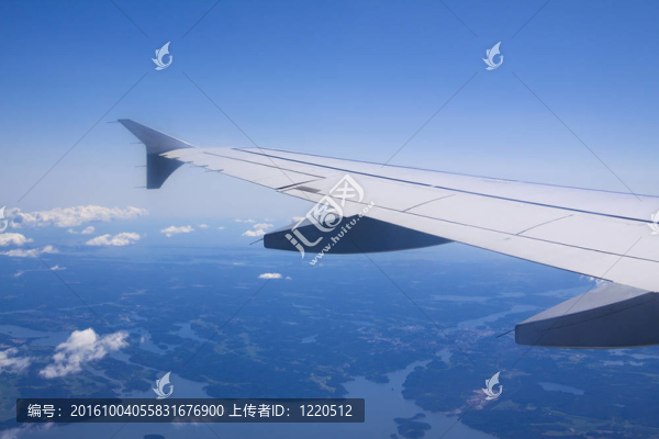 從飛機(jī)窗戶看云