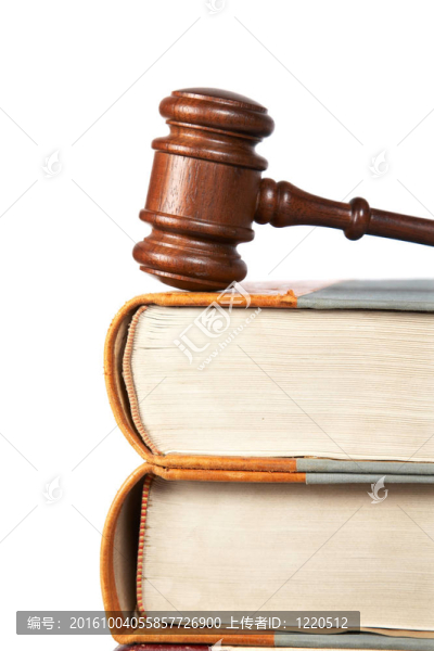 木制槌和法律書籍