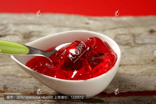 一碗草莓紅果凍和綠勺
