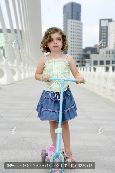 黑發(fā)的小女孩，在城市代步車