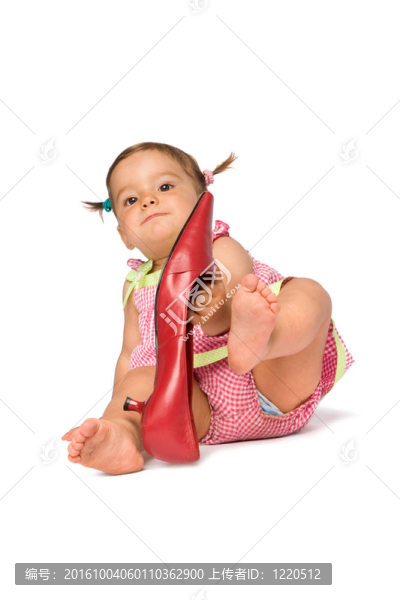女嬰試穿鞋