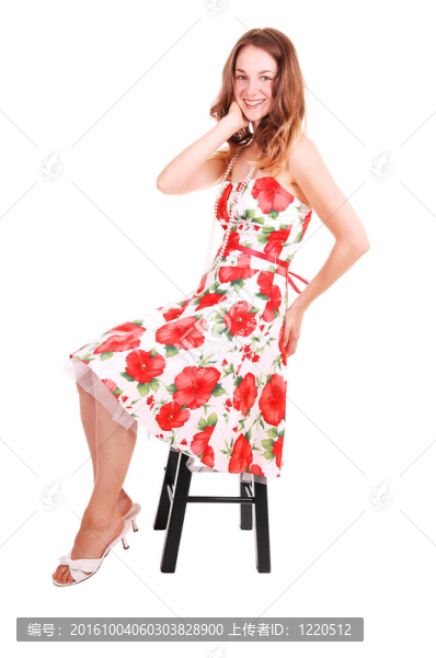 坐在椅子上的女人。
