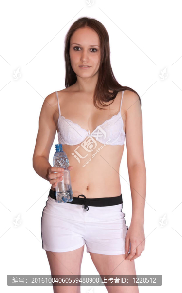 帶瓶水的年輕女性