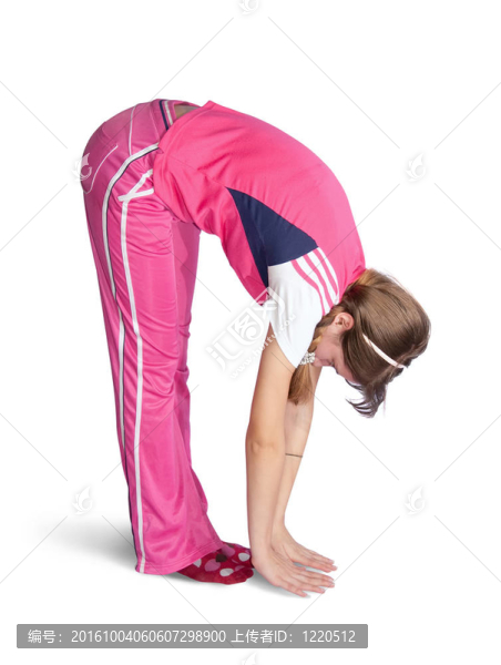 粉色運動服的女孩做健身操