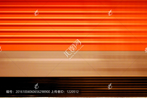 通過紅色列車的運動模糊和條紋圖案