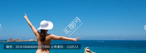 漂亮的女人在撒丁島度假；意大利。