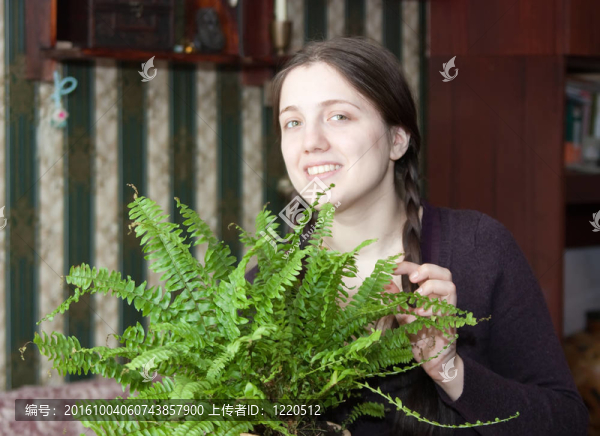 女孩與蕨類植物