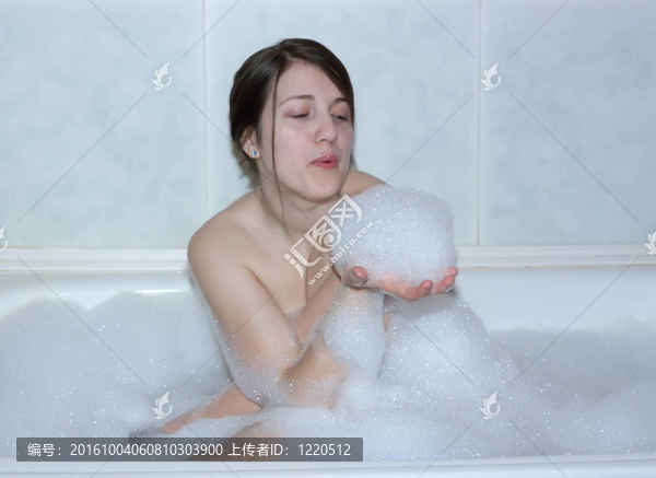 美麗的女孩在洗澡