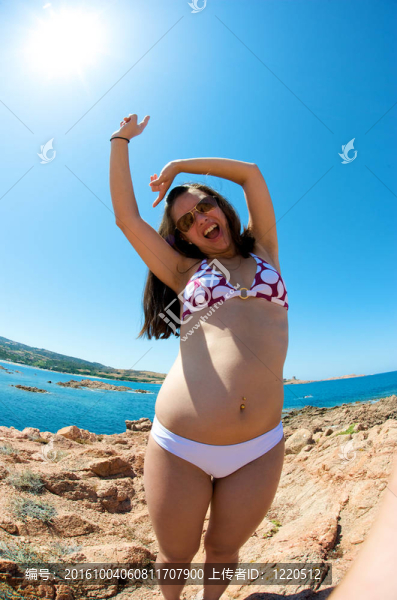 漂亮的女人在撒丁島度假；意大利。