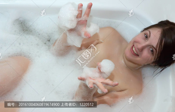 微笑的女人在浴缸里放松