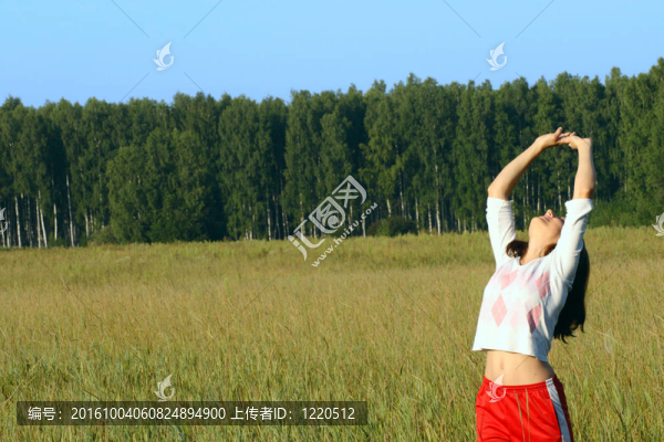 那個舉起手的女孩