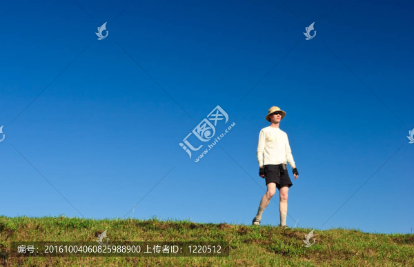 在山上遠足