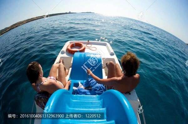 意大利撒丁島婦女乘船游覽之旅。