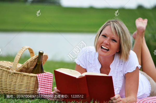 與書(shū)和葡萄酒野餐的女人