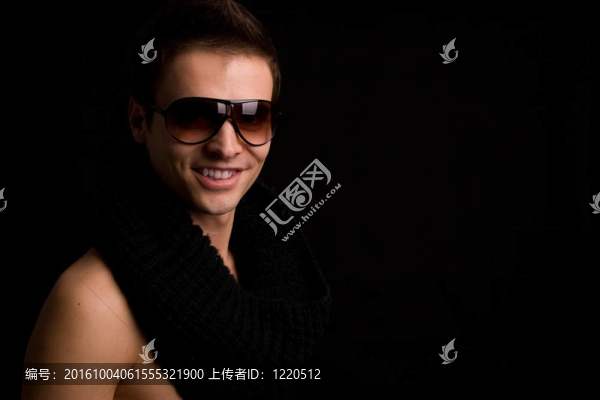 帶太陽眼鏡的小男孩