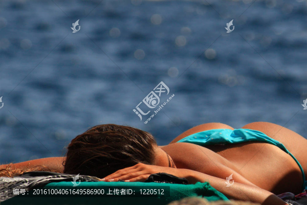 日光浴的女孩