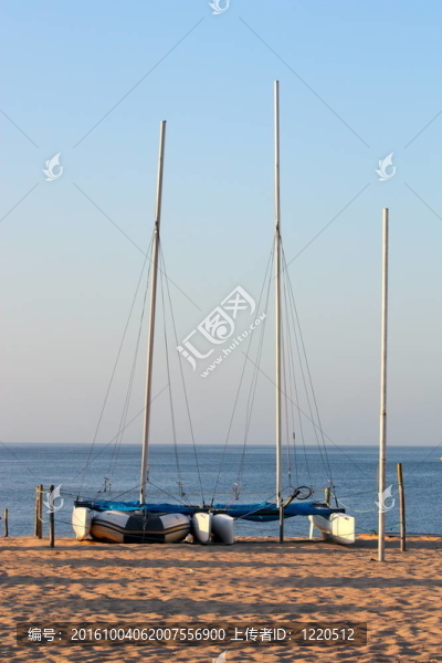 雙體船列隊在海灘上