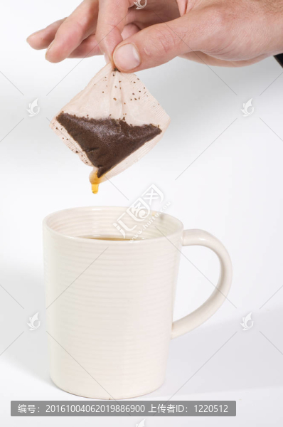 茶葉袋被拿出來的杯子