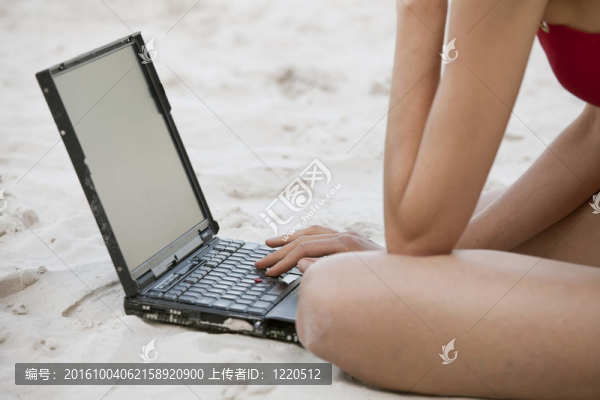 帶筆記本電腦的女人