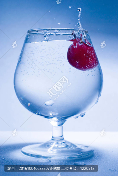 冷凍葡萄和玻璃水