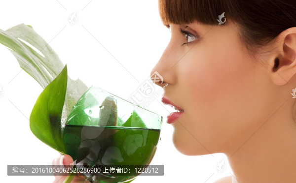 綠葉子和玻璃水的女人