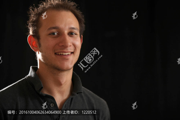 漂亮的年輕人在工作室