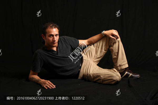 漂亮的年輕人在工作室