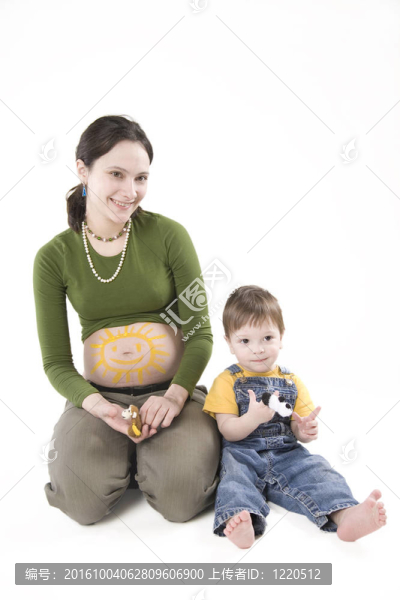 懷孕的女人和她的兒子