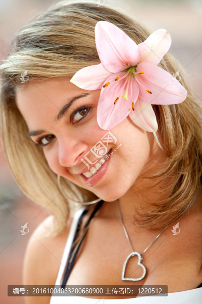 美麗的女人與花