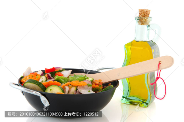 在平底鍋里切蔬菜