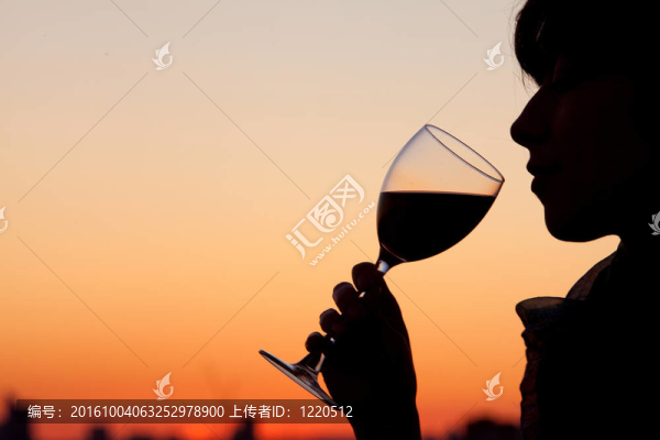 女人喝酒