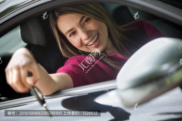 汽車里的女人