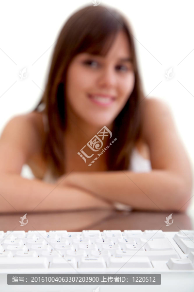 電腦上的女孩