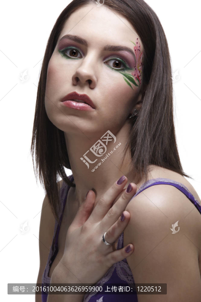 紫色指甲的女孩