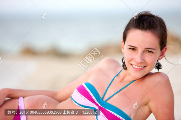躺在海灘上的女孩