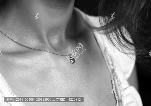 女性的頸部有一個鏈