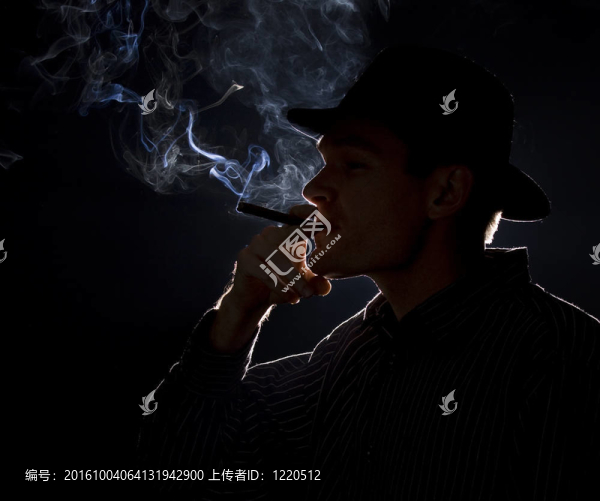 背光的人抽著雪茄或香煙的煙可見大量