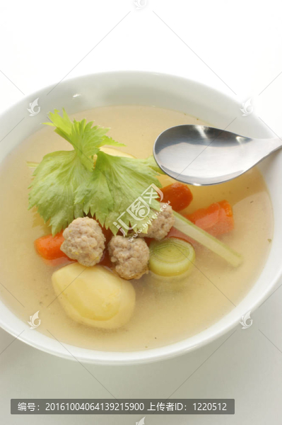 土豆蔬菜湯；胡蘿卜丸子