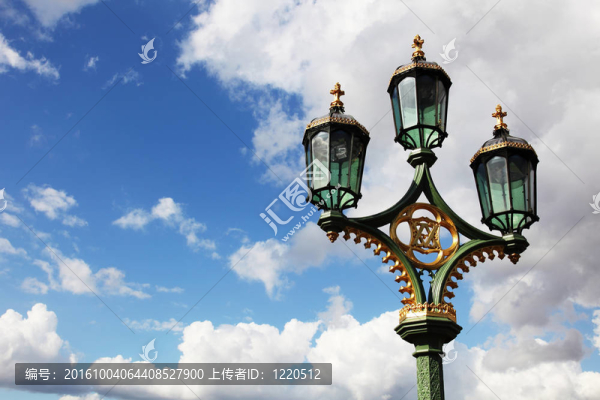 天空中的燈