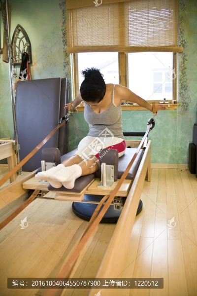 年輕女人做普拉提