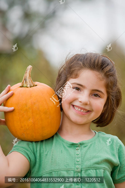 拿著南瓜的女孩