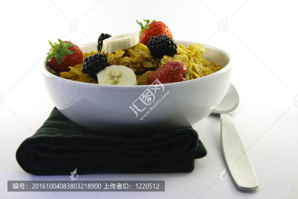 玉米片、餐巾紙和勺子水果