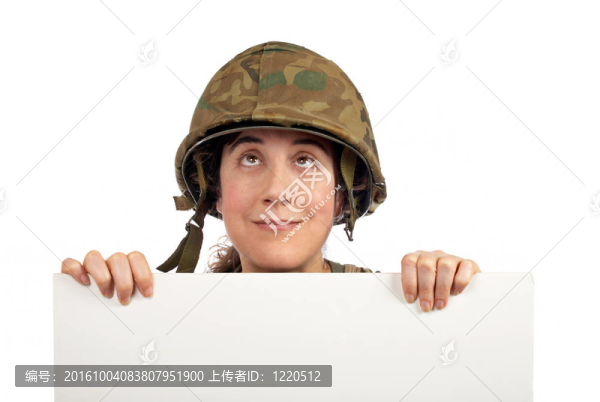 好奇的士兵女孩抬頭